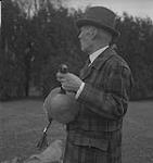 Jack Miner, Cdn. Geese, Jack Miner holding a Canadian Goose [entre 1939-1951].