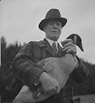 Jack Miner, Cdn. Geese, Jack Miner holding a goose [entre 1939-1951].