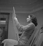 Children's Art Classes, Lismer's, woman painting [entre 1939-1951].