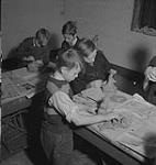 Cours d'art pour enfants, Lismer, garçons en train de faire une sculpture [between 1939-1951].