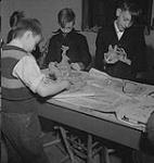 Children's Art Classes, Lismer's, boys sculpting [entre 1939-1951].