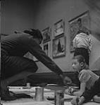 Cours d'art pour enfants, Lismer, filles en train de peindre [entre 1939-1951].