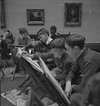 Cours d'art pour enfants, Lismer, garçons en train de dessiner [entre 1939-1951].