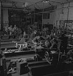 Saskatoon et blé, hommes travaillant dans une usine [entre 1939-1951].