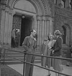 Toronto, groupe à l'extérieur d'un édifice [entre 1939-1951].