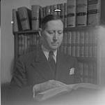 Toronto, homme non identifié tenant un livre [entre 1939-1951].