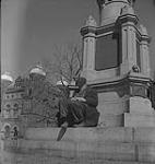 Toronto, homme non identifié dormant au pied d'une statue [entre 1939-1951].