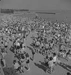 Toronto, personnes prenant du soleil sur une plage [entre 1939-1951].