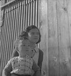 Vancouver.  Unidentified Woman and Child Outside [entre 1939-1951]
