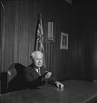 Vancouver. J. Lyle Telford assis à une longue table [entre 1939-1951]
