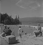 [Vancouver. Unidentified Women and Children at the Second Beach outdoor swimming pool in Stanley Park]. Original title: Vancouver.  Unidentified Women and Children at the Beach [entre 1939-1951].