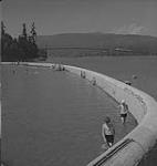 [Vancouver. Children in the Second Beach outdoor swimming pool in Stanley Park]. Original title: Vancouver. Two Unidentified Boy in Water [entre 1939-1951].