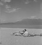 Vancouver. Deux femmes et un homme non identifiés, couchés sur une couverture à la plage [entre 1939-1951]