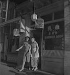 Vancouver. Deux femmes non identifiées sortent d'un salon coiffure [entre 1939-1951]