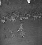 Vancouver.  Large Group Watching Unidentified Performers at the Cave Supper Club [entre 1939-1951]