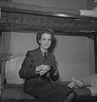 Hôpital Women's College. Une femme non identifiée en uniforme polit un soulier [between 1939-1951]