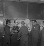 Hôpital Women's College. Des hommes non identifiés en uniforme achètent des boissons auprès d'une femme en uniforme [entre 1939-1951]