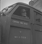 Service féminin de la Force aérienne, années 1940. Un homme non identifié en uniforme conduit un camion du dépôt central des magasins militaires [between 1940-1949]