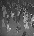 48th Highlanders. Un groupe non identifié d'hommes et de femmes danse [between 1939-1951]