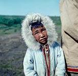 Garçon inuit de Holman Island portant un parka doté d'un capuchon orné de fourrure [ca. 1955-1963]