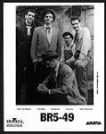 Press portrait of BR5-49. "Smilin" Jay McDowell, Chuck Mead, Gary Bennett, Don Herron and "Hawk" Shaw Wilson. BMG Music Canada Inc. / Arista septembre 1996
