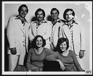 Portrait de presse du groupe The Family Brown [entre 1977-1984].