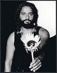 Bearded man holding a sunflower [entre 1985-1995].