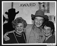 Stompin' Tom Connors en compagnie de son épouse Lena (à droite) et d'une femme non identifiée [between 1995-2000]