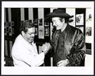 Deux légendes de l'industrie musicale : Eddie Colero, d'EMI, et le « seul et unique » Stompin' Tom. Photo prise en coulisses après le spectacle « Meet and Greet » de Stompin' Tom Connors, donné au Massey Hall de Toronto le 18 septembre 1999 18 septembre 1999