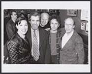 Deane Cameron, Amy Sky, Marc Jordan et un groupe d'hommes non identifiés (photo prise vraisemblablement en coulisses après le spectacle « Meet and Greet » de Stompin' Tom Connors, donné au Massey Hall de Toronto le 18 septembre 1999) September 18, 1999