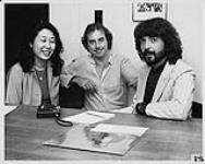Portrait de Michiko Suzuki, du producteur de disques record Bob Johnston et de Myles [between 1975-1985]