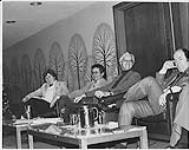 Portrait of four men sitting (Hiring and Developing Radio Professionals): Leslie Sole (Vice President, Corporate Development), Keith James (General Management CKXL / CHUM-FM ), Jim Kidd (P.D., CKEY Toronto ; moderator), John Spragge (Vice President and P.D., CFRB Toronto) [entre 1975-1985]