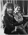Portrait de l'artiste de studio d'enregistrement Myles et Paul McNight, directeur des programmes de FM 99 (CKLG­FM), Vancouver [entre 1979-1980].