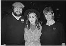 Le gagnant du concours de sosies de Boy George de la radio CJBK avec les employés de la station Garry Parsons et Randi Van Dyke. Londres [entre 1980-1990]