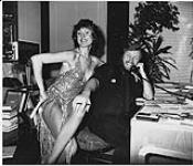 Q-107 Program Director Gary Slaight and the Solid Gold Girl. Toronto [entre 1977-1982].