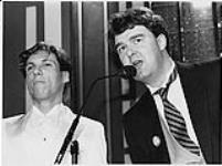 Eddy Valiquette et Ivar Hamilton, directeurs musicaux de CFNY, présentant le meilleur album international au groupe Tears for Fears [entre 1982-1985].
