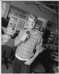 VJ Steve Anthony dans le studio, tenant un micro de MuchMusic [entre 1990-2000]