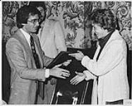 JR Wood présente à Anne Murray un prix de Capitol [entre 1975-1985]