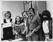 De G à D : Dave Watts (directeur musical, CFRA), Nancy Moore (directrice musicale adjointe), Frank Iacovella (MCA, Québec), Keith Patten (MCA, Toronto), Myles 1979.