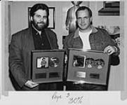 Garth Brooks and Deane Cameron holding Brooks' awards for his albums Ropin' The Wind and No Fences [entre 1990-1992].