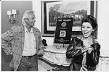 Mercury / Polydor Canada president Doug Chappell presenting Shania Twain with a diamond album for her record The Woman In Me. Toronto's Sutton Place 8 mars 1996