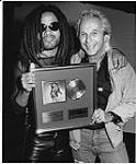 Lenny Kravitz et Doug Chappell tenant le prix Platine de Kravitz pour son disque Mama Said [between 1991-1992].
