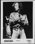 Robin Gibb (du groupe Bee Gees), un microphone à la main n.d.