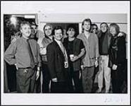 Joe Rockman, Jeff Healey, et Tom Stephen, en compagnie d'un groupe de six hommes [ca 1996].
