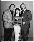 Jann Arden en compagnie du président d'A&M/Motown, Joe Summers, et du vice-président exécutif Bill Ott, après la remise d'un disque d'or pour son premier album Time for Mercy [ca. 1993]