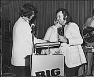Artiste country qui reçoit un prix lors de la cérémonie de remise des RPM Big Country Awards [ca. 1975]