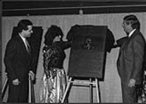 Barry et Lawanda Brown qui reçoivent du maire Laurence Decore la plaque destinée à la place Papa Joe Brown's dans le Country Music Hall of Honor 1986