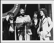 Le producteur de disques Bruce Allen qui reçoit un prix Juno avec Bachman-Turner Overdrive [between 1974-1976].