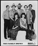 Portrait de presse du groupe The Family Brown. RCA Records and Cassettes [between 1980-1986].