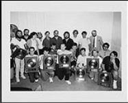 Joe Jackson et son groupe qui reçoivent leur premier disque d'or pour leur album Body and Soul. Toronto. Service de la publicité d'A&M June, 1984